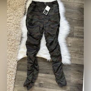 NEW WITH TAGS WOMENS CAMO PANTS SIZE MEDKUM